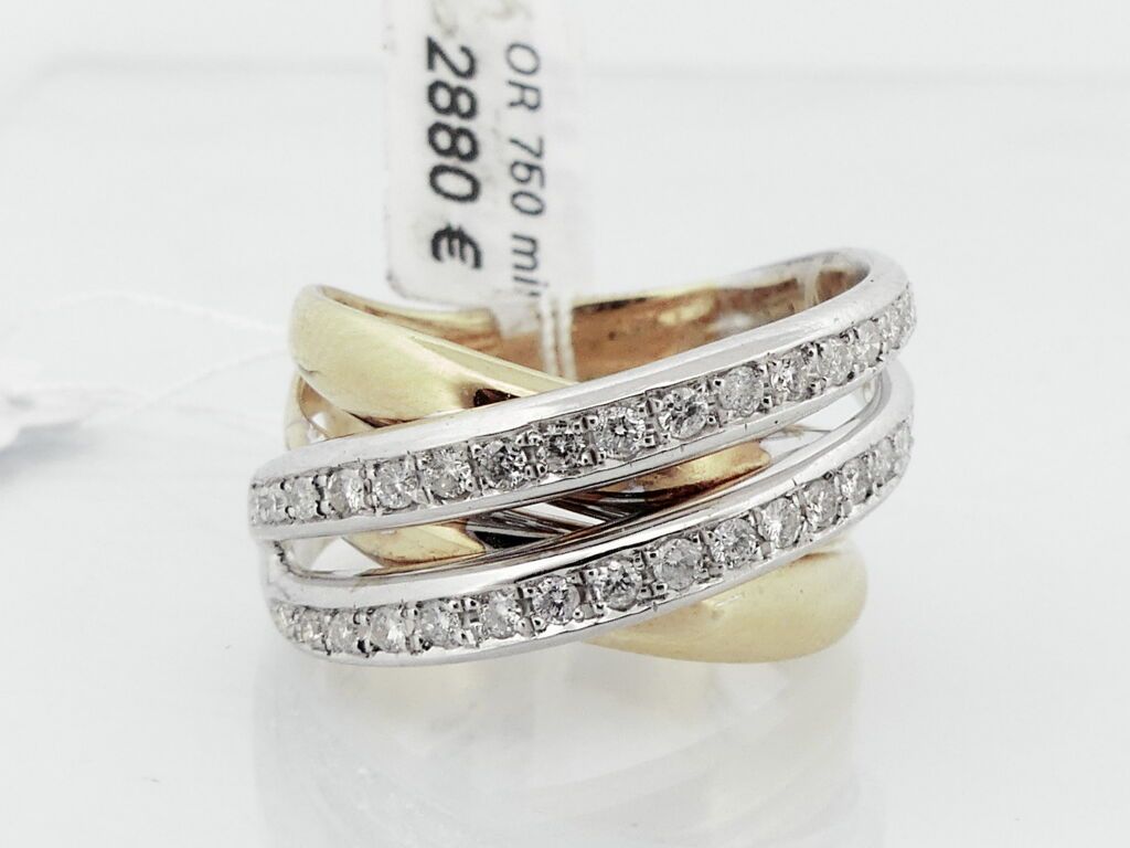 Null Ring 2 golds decorated with 2 lines of diamonds. TDD. 55. PB. 9.1g.