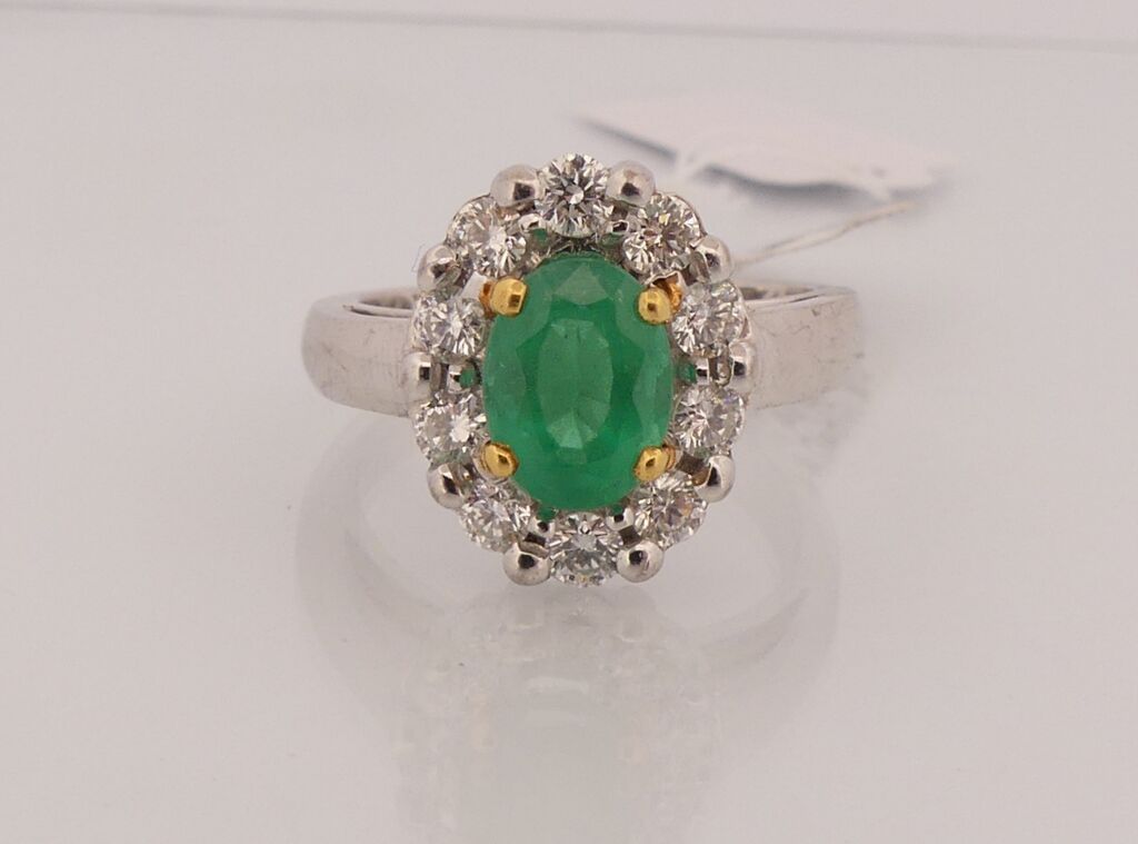 Null Ring aus Weißgold mit einem Smaragd in der Mitte, umgeben von 10 Diamanten &hellip;