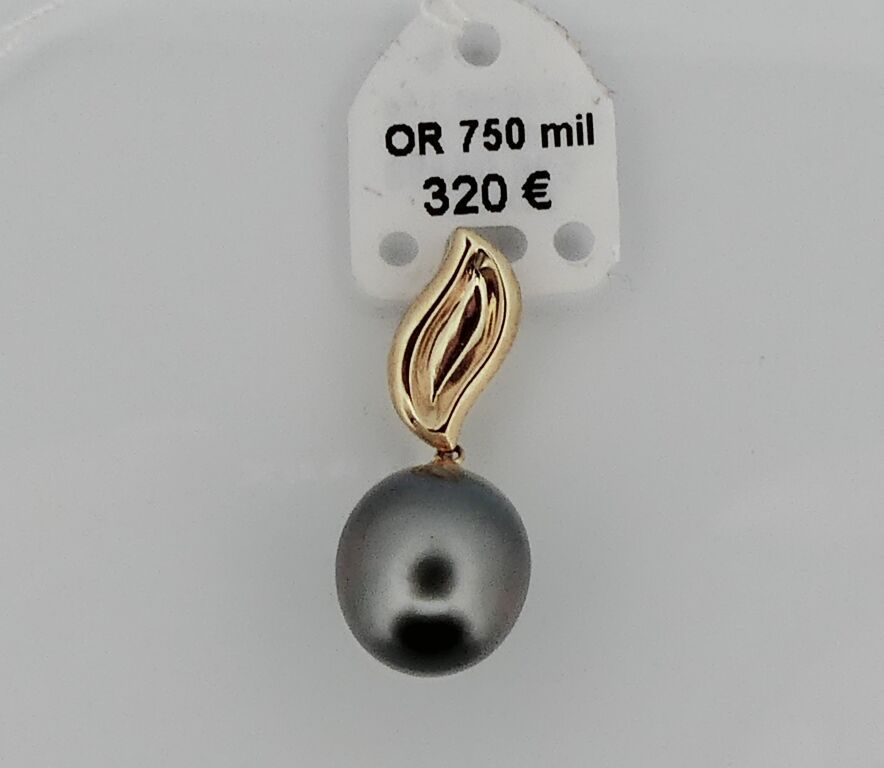 Null Pendentif en or jaune orné d'une perle grise.PB. 3.3g.