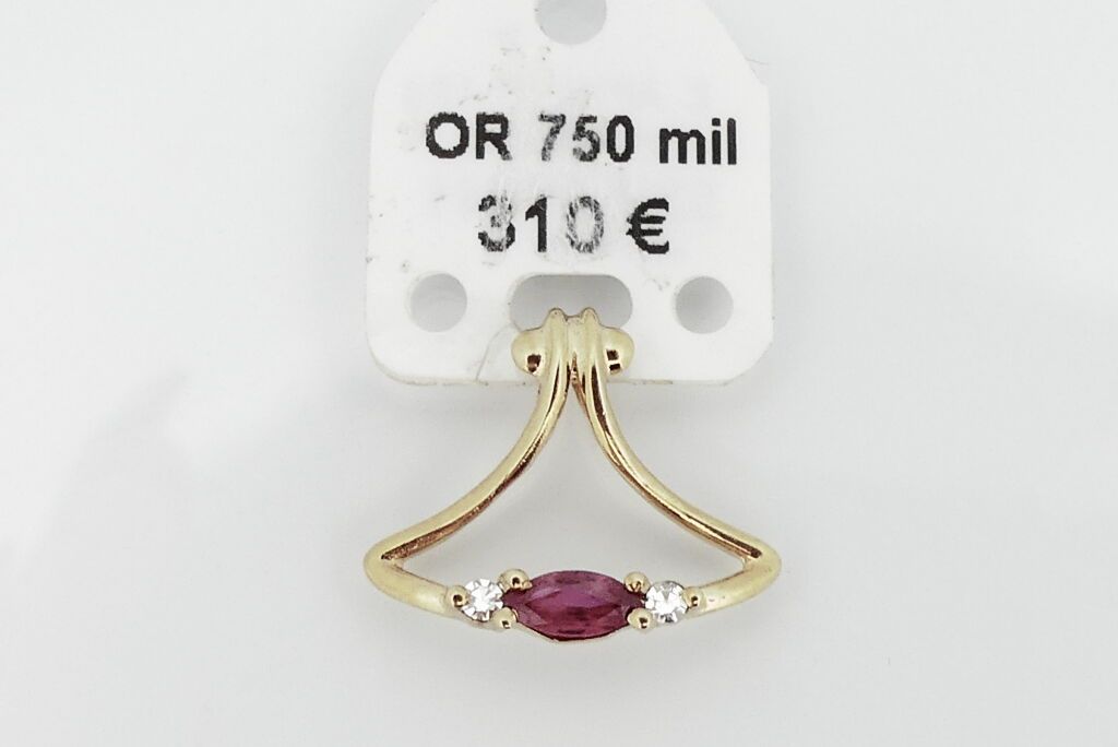 Null Yellow gold pendant set with a navette-cut ruby and diamonds. PB. 1.1g.