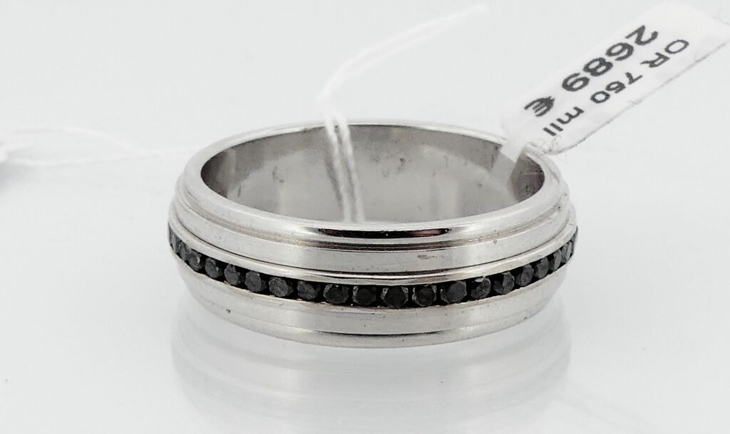Null White gold ring with a black diamond. TDD. 61. PB. 9.2g.