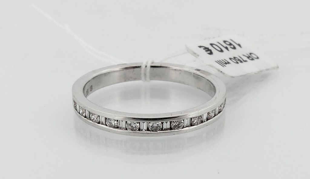 Null 白金半婚戒，镶嵌着一排交替的圆形和长方形钻石。PB 2.6g。