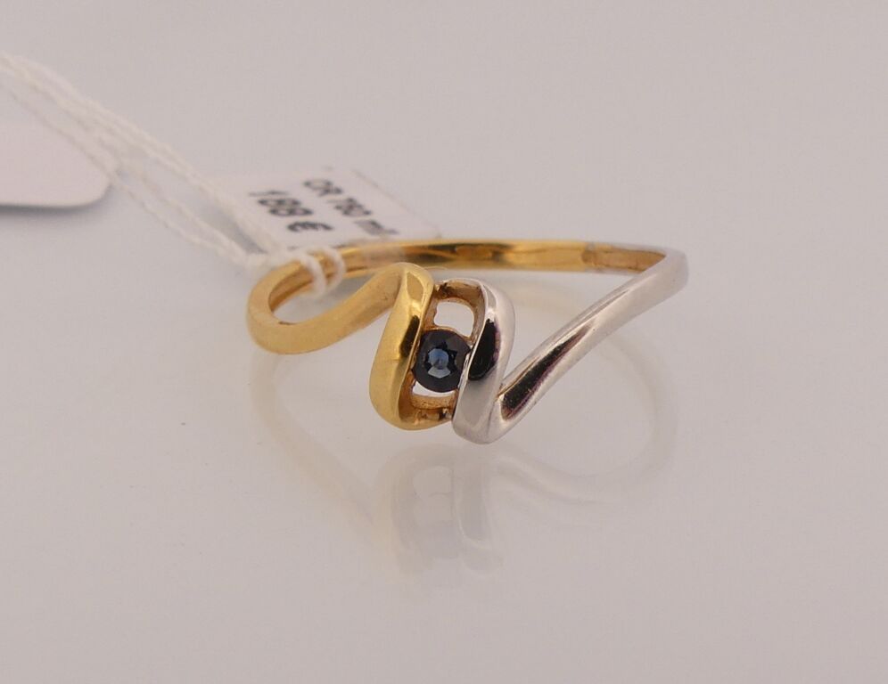 Null Ring 2 golds decorated with a sapphire. TDD : 52. PB : 1,36 g.