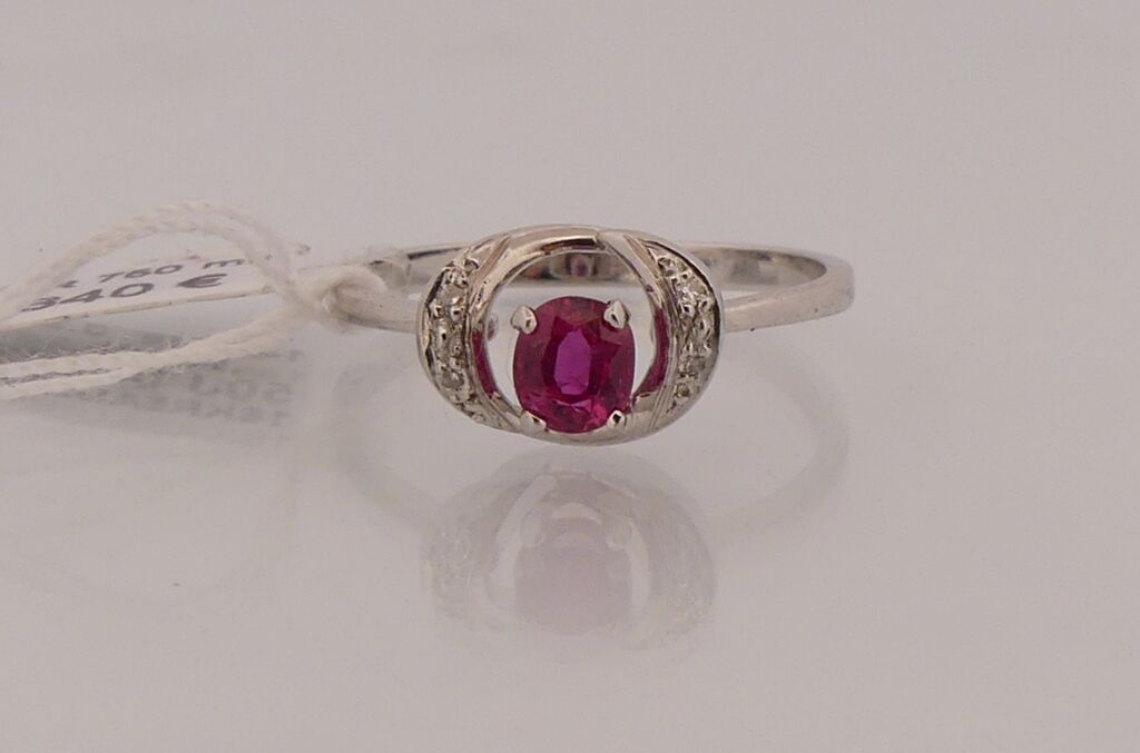 Null Ring aus Weißgold mit einem roten Stein, der von kleinen Diamanten geschult&hellip;