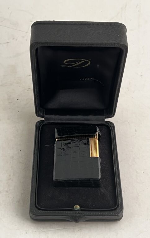 Null ST DUPONT Paris. Gas lighter in yellow gold 750, decorated with vertical gr&hellip;
