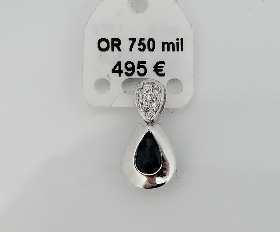 Null Pendentif en or blanc orné d'un saphir de taille poire la bélière sertie de&hellip;