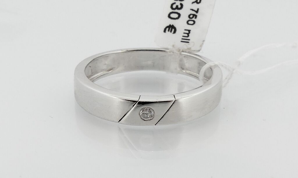 Null White gold ring with a diamond. TDD. 61. PB. 4g.