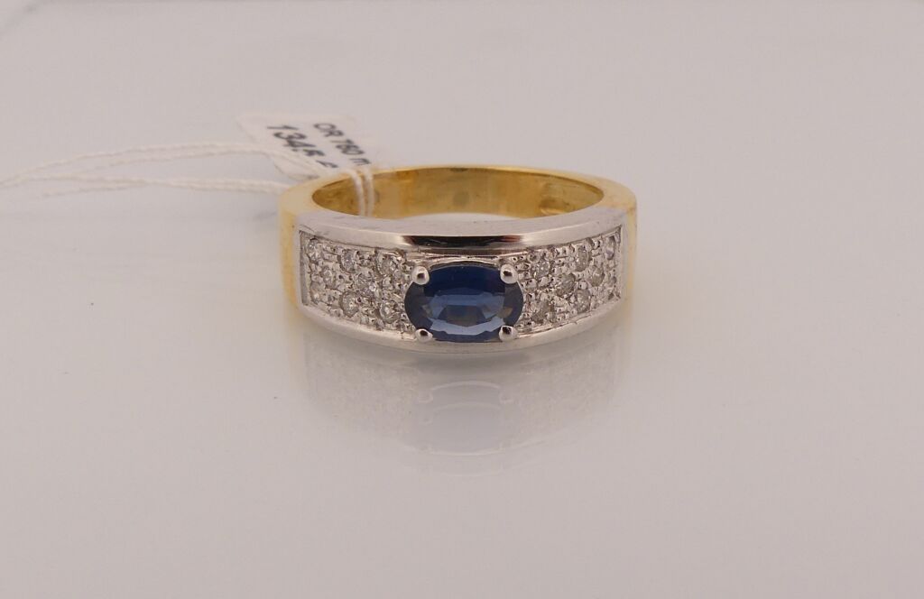 Null 2 gold ring set with an oval sapphire and diamonds. TDD : 53. PB : 5,7 g.