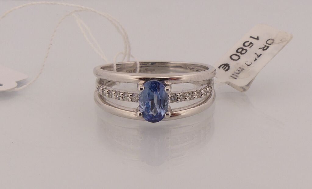 Null 以蓝宝石和钻石为中心的白金戒指。TDD：53。PB : 3,9 g。