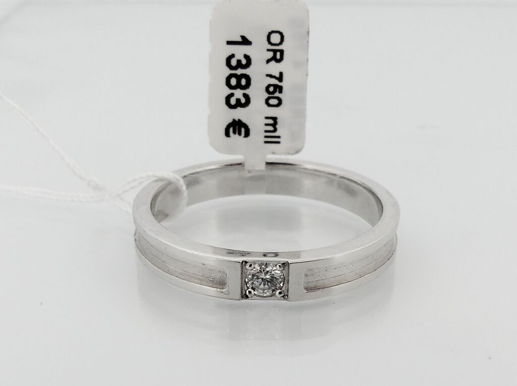 Null White gold ring partially matted with a diamond. TDD. 60. PB. 4.8g.