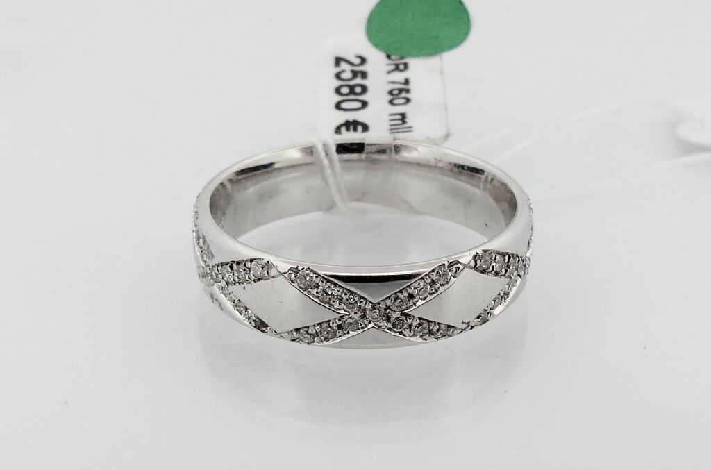 Null White gold ring with a diamond-set lattice motif.TDD. 53. PB. 4.8g.