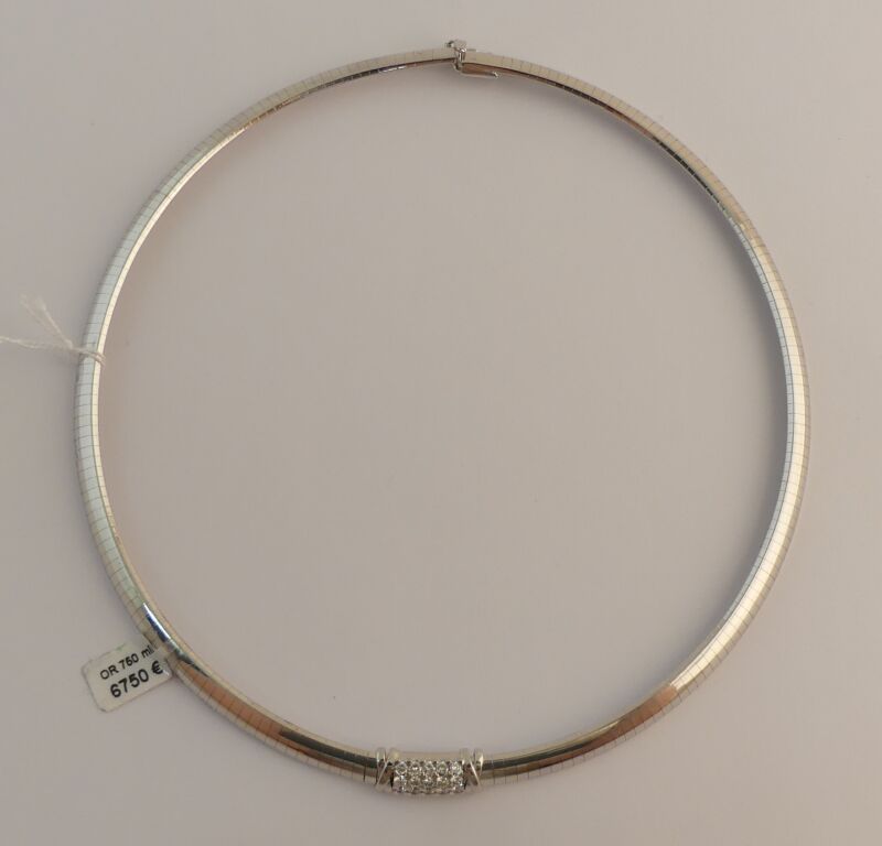 Null White gold choker necklace set with a diamond pavement. PB : 45 g.