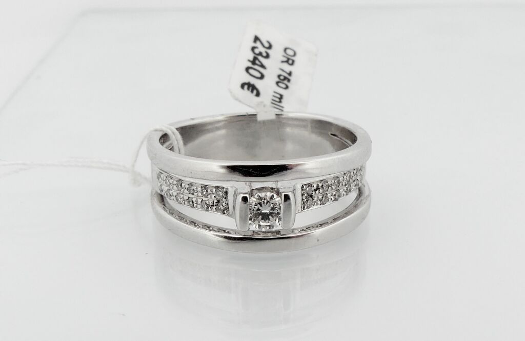 Null Ring aus Weißgold mit einem Diamanten, der von 2 Diamantlinien geschultert &hellip;