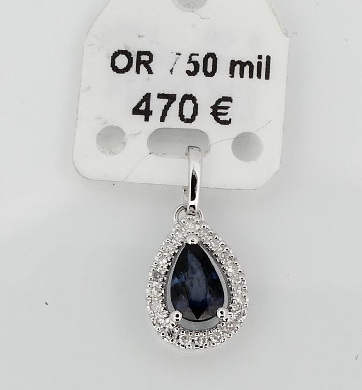 Null 白金吊坠，镶嵌着一颗梨形切割的蓝宝石，周围镶嵌着钻石。PB。 0.8克。