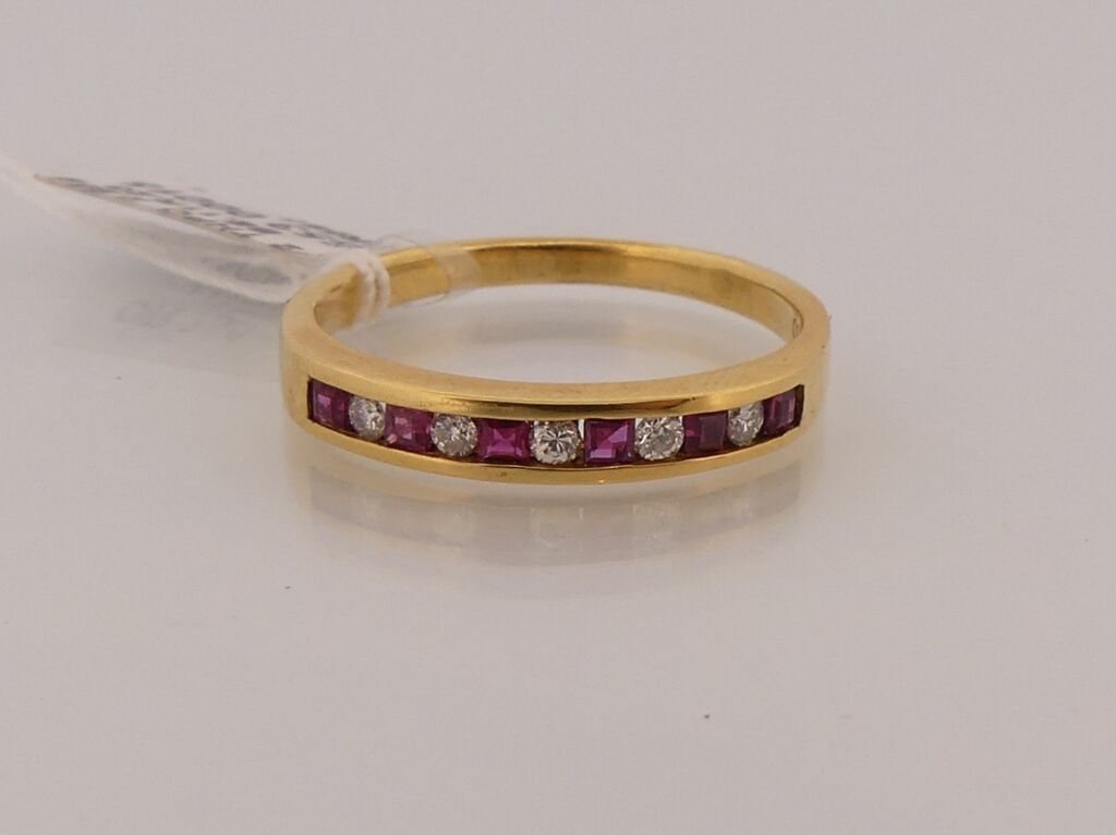 Null 黄金半婚戒，镶嵌圆钻和公主式切割红宝石。TDD : 53.PB : 2,5 g。