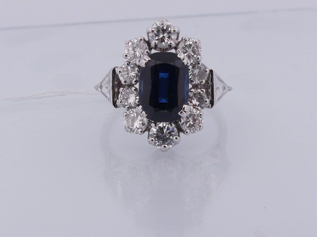 Null 白金戒指的中心是一颗美丽的蓝宝石，周围有10颗0.15克拉的钻石作为最重要的钻石，并有2颗三叉戟作为衬托。TDD 54.PB。5.2克（例外：佩戴过一&hellip;