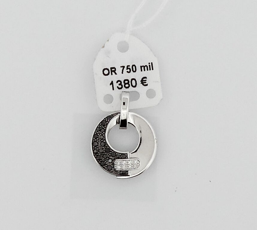 Null White gold pendant set with white and black diamonds. PB. 3.1g.