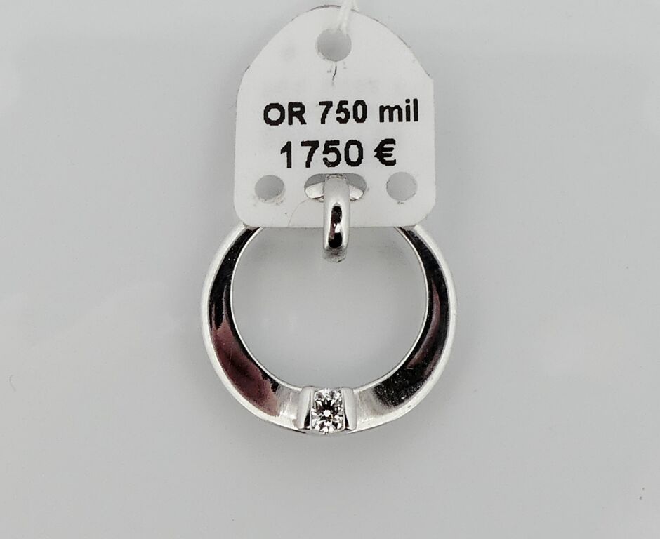 Null Colgante de oro blanco con un diamante redondo de talla moderna. PB. 3.8g.