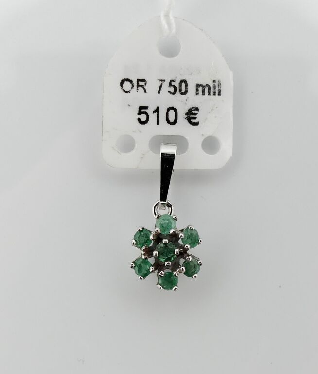 Null Yellow gold pendant with small emeralds. PB. 1.2g.