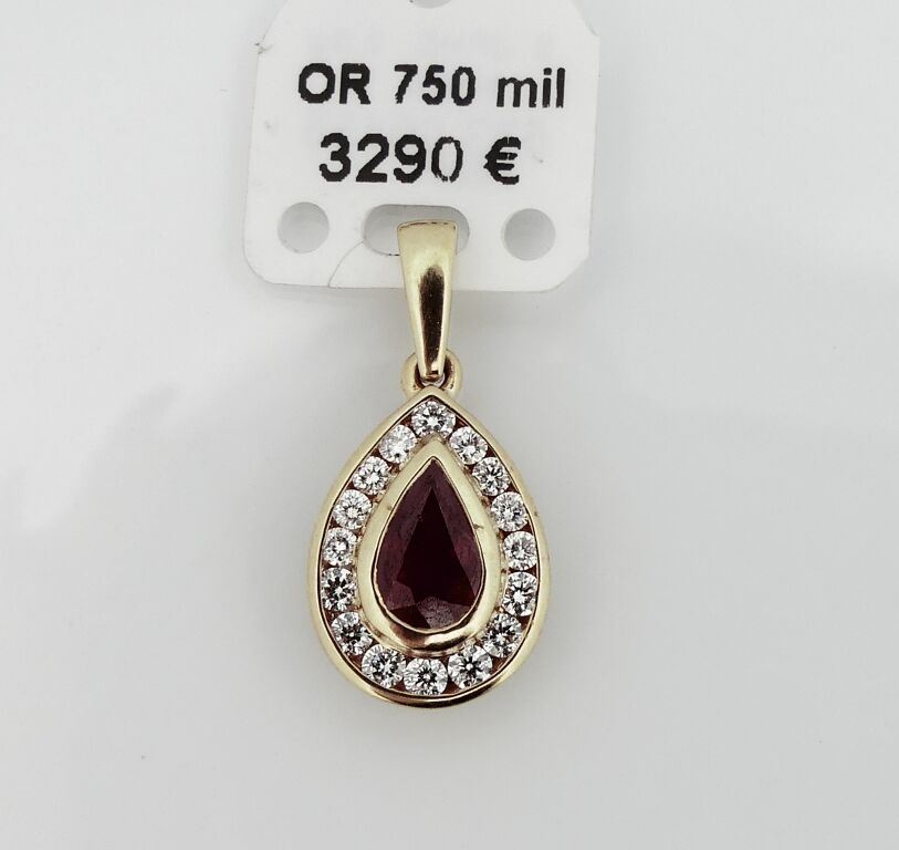 Null Yellow gold pendant with a pear cut ruby surrounded by diamonds. PB. 2.4g.