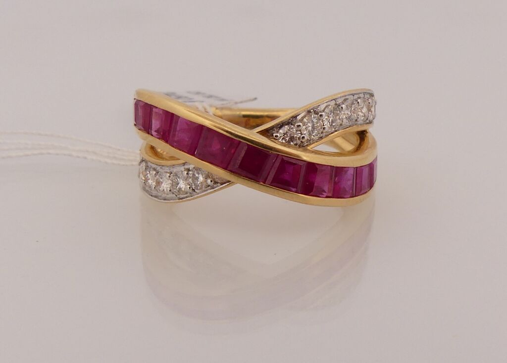 Null 戒指上有两个互锁的环，镶嵌着圆钻和长方形红宝石。TDD : 53.PB : 5,3 g。