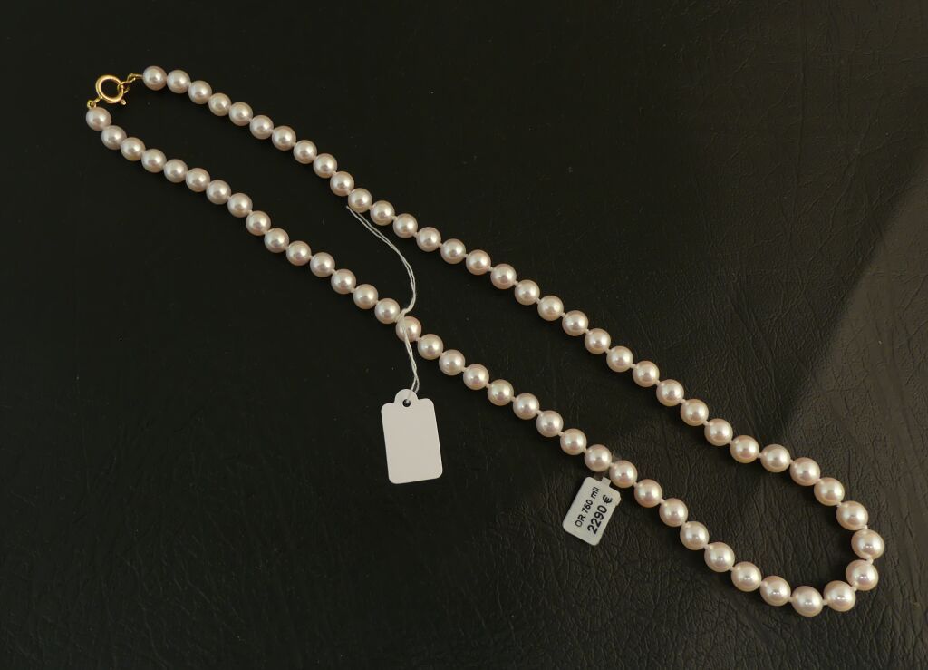 Null Collier de perles Akoya. Fermoir or jaune. L. 48 cm. PB. 28g.