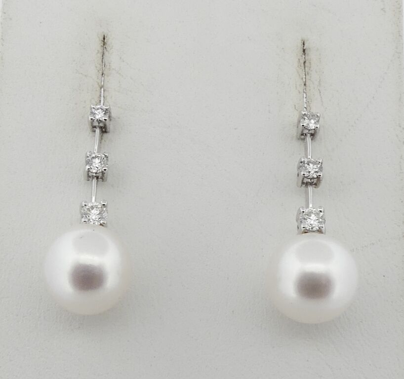 Null Par de pendientes de oro blanco con una hermosa perla blanca de Tahití y 3 &hellip;