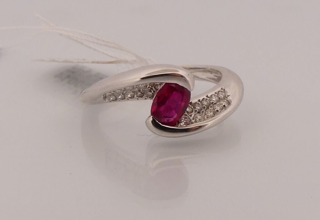 Null White gold ring centered with a ruby and 4 lines of diamonds. TDD : 53. PB &hellip;