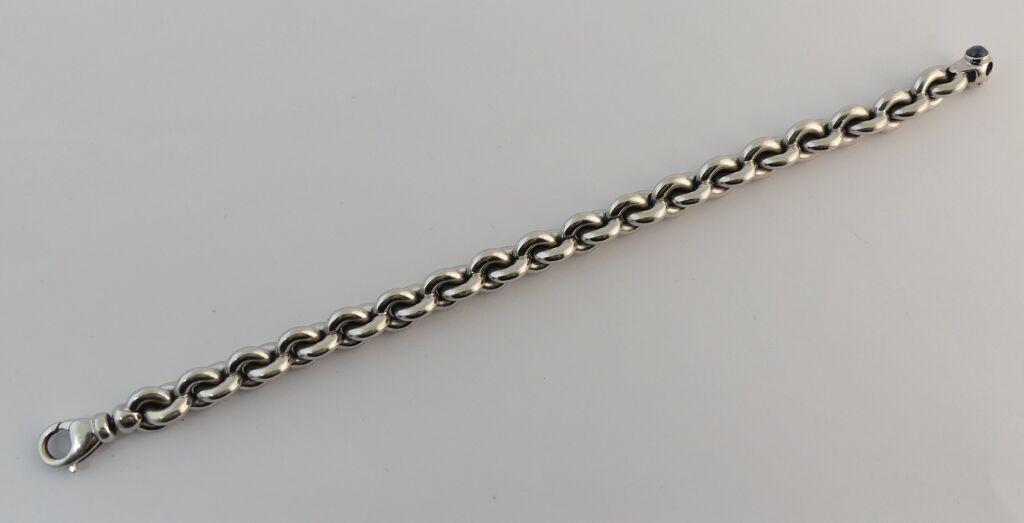 Null Bracciale in oro bianco e 2 zaffiri cabochon. L. 19,75 cm. PB. 20.7g.