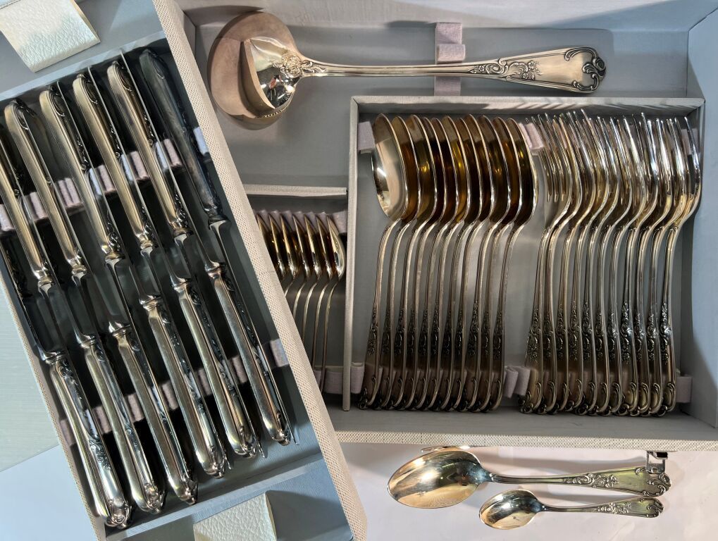 Null Deetjen. Household silver plated metal Rocaille style. 49 pieces. In its bo&hellip;