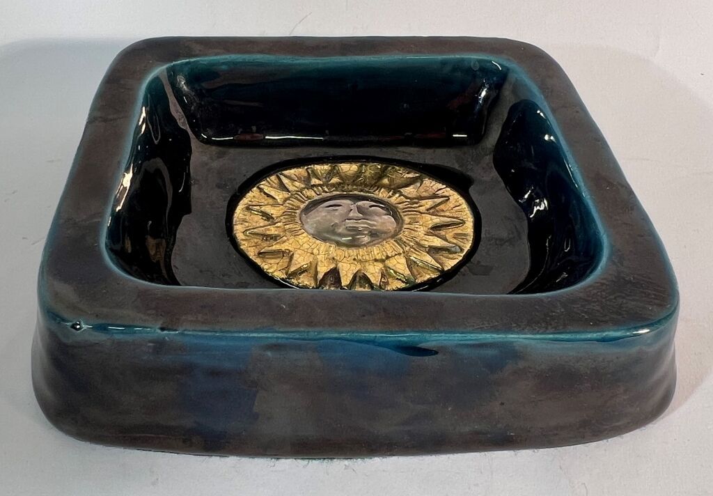 Null Mithé ESPELT (1923-2020). Blau glasierter Keramikbaguier mit Sonnendekor in&hellip;