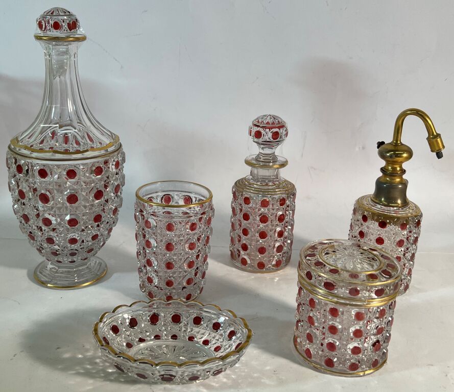 Null BACCARAT. Nécessaire of toilet 6 parts out of crystal with tinted red caboc&hellip;