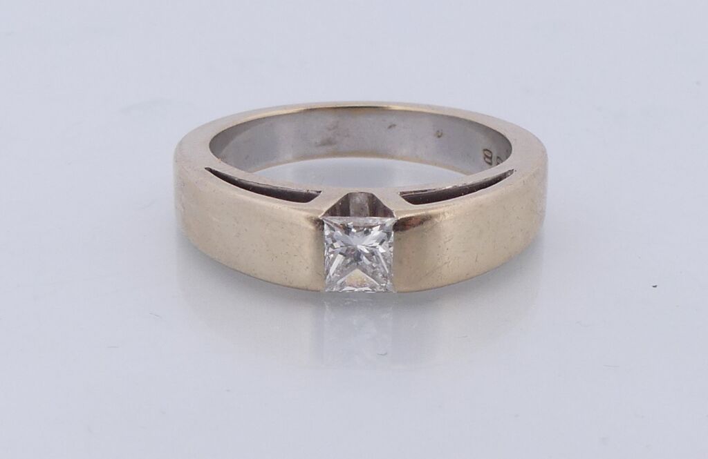 Null Bague en or blanc sertie d'un diamant princesse. TDD. 53. PB.7.4g