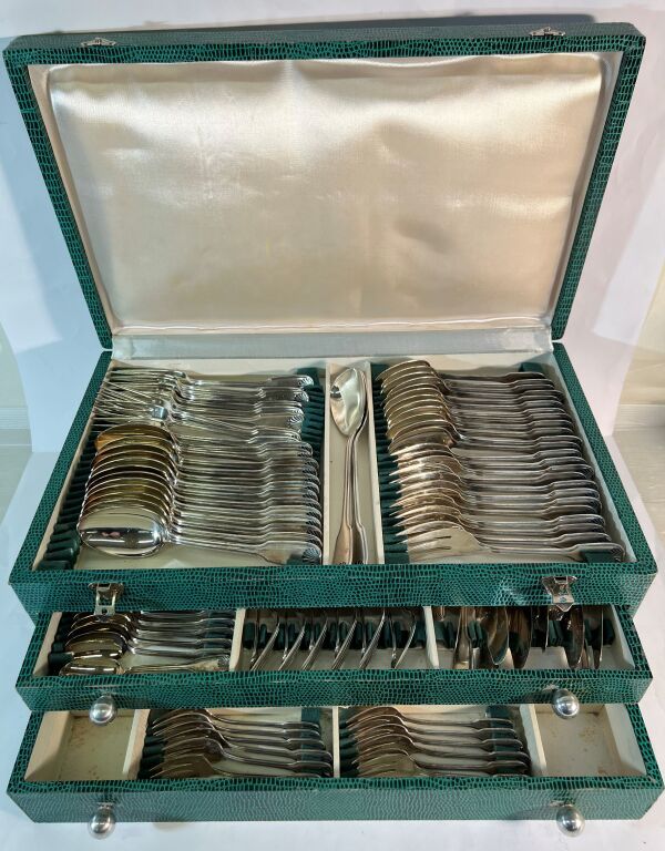 Null Household silver-plated metal of style Rocaille of 115 parts.