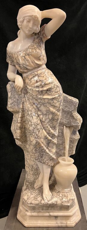 Null Schule um 1900. Frau an einem Brunnen. Skulptur aus Alabaster. Trägt eine S&hellip;