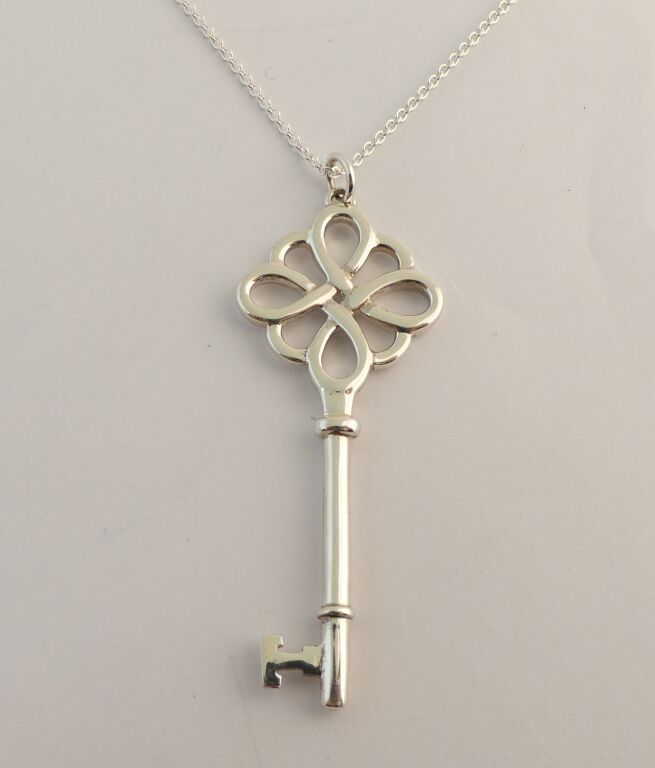 Null Silver necklace, chain and pendant "key". Gross weight : 10,8 g.