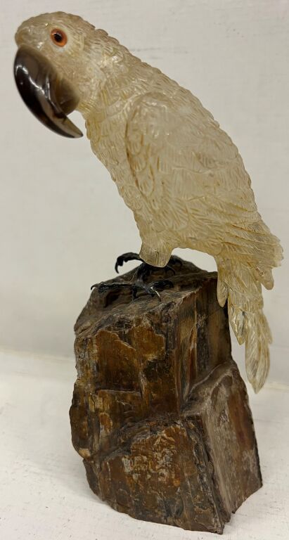 Null Papagei aus Quarz. H. 18,5 cm.