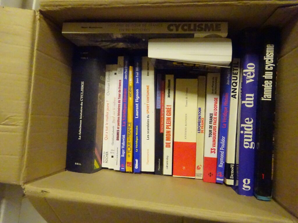 Null Mannette de livres 16 contenant : 19 livres sur le cyclisme