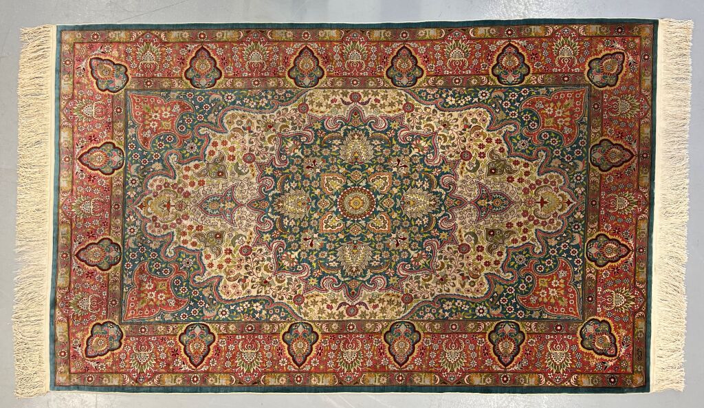 Null Hereke carpet in silk. Signed. Width: 108 cm. Length: 178 cm. With invoice &hellip;