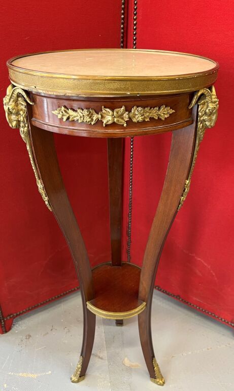 Null Pedestal table in wood veneer. Marble top. Bronze trim. Diameter : 35 cm.