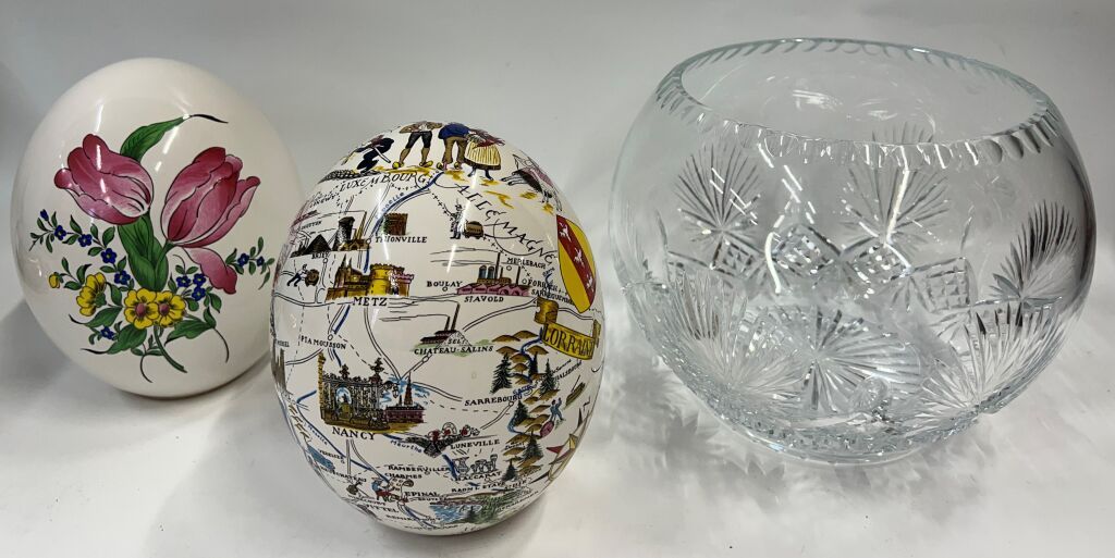 Null Vallérysthal. Vaso a sfera in cristallo tagliato. Firmato. H. 20 cm. 2 uova&hellip;