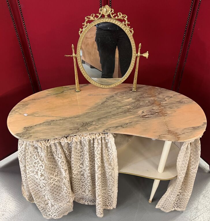 Null Dressing table of shape kidney in lacquered wood. Marble top. Psyche in bra&hellip;