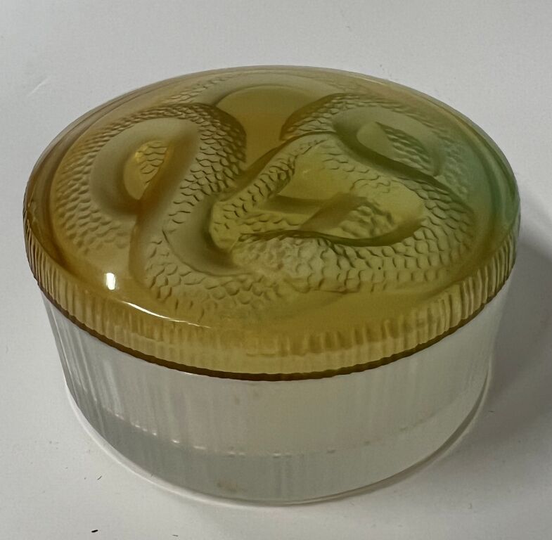 Null 道姆-南希缎面玻璃和彩色玻璃制成的糖果盒，上面有蛇的图案。已签名。直径：9厘米。