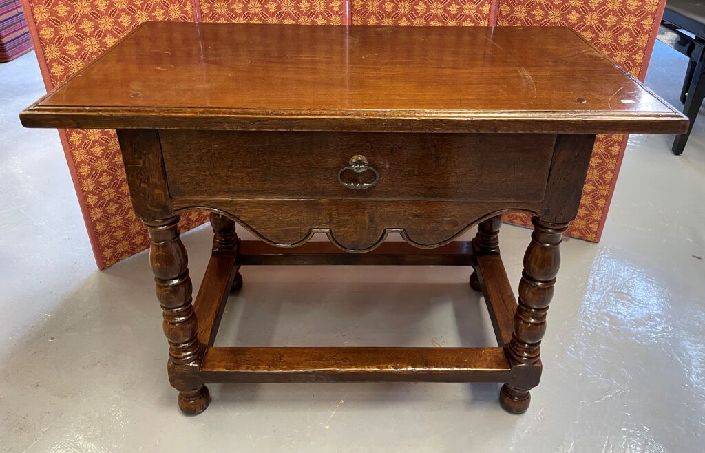 Null Table basse en bois naturel de style Louis XIII. Haut : 65 cm. Larg : 90 cm&hellip;