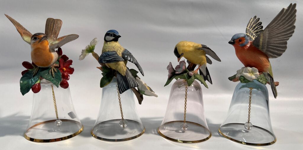 Null 富兰克林造币厂。一套4个水晶铃铛，装饰着瓷器上的鸟。最大的一个高18厘米（2个小事故）。