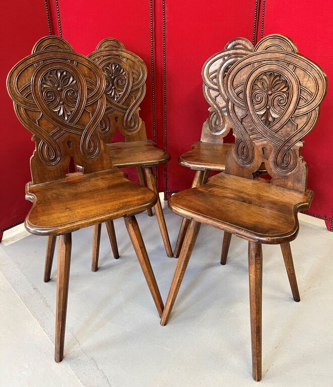 Null Set of 4 chairs in natural wood. Carved and molded back.
