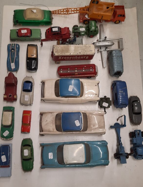 Null Große Menge an Miniaturautos und verschiedenen Autos, darunter DINKY TOYS.