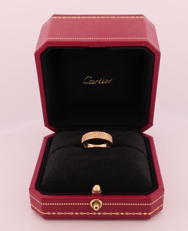 Null 卡地亚。LOVE "钻石戒指，18K黄金，镶嵌明亮式切割钻石。有卡地亚的签名、编号和印记。
毛重：4.2克。
手指尺寸：49。附有文件、盒子和盒子套装&hellip;