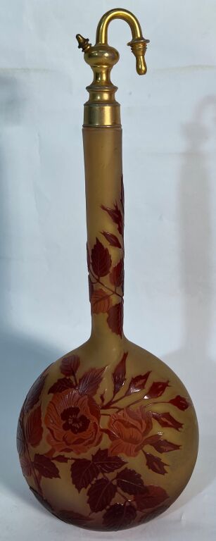 Null Gallé公司。一个用多层玻璃制成的蒸馏器安装的Soliflore花瓶，有酸蚀的玫瑰装饰。已签名。高30.5厘米。
