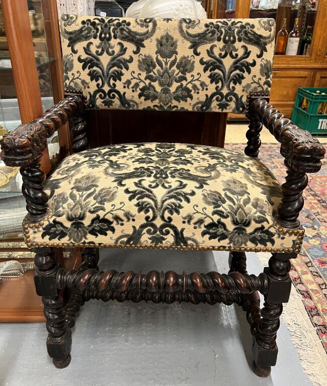 Null fauteuil de style Louis XIII.